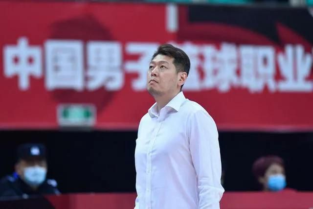 这就是曼联这条后防线的不稳定性，5名中卫里有4名不能保证在下赛季是否留队。